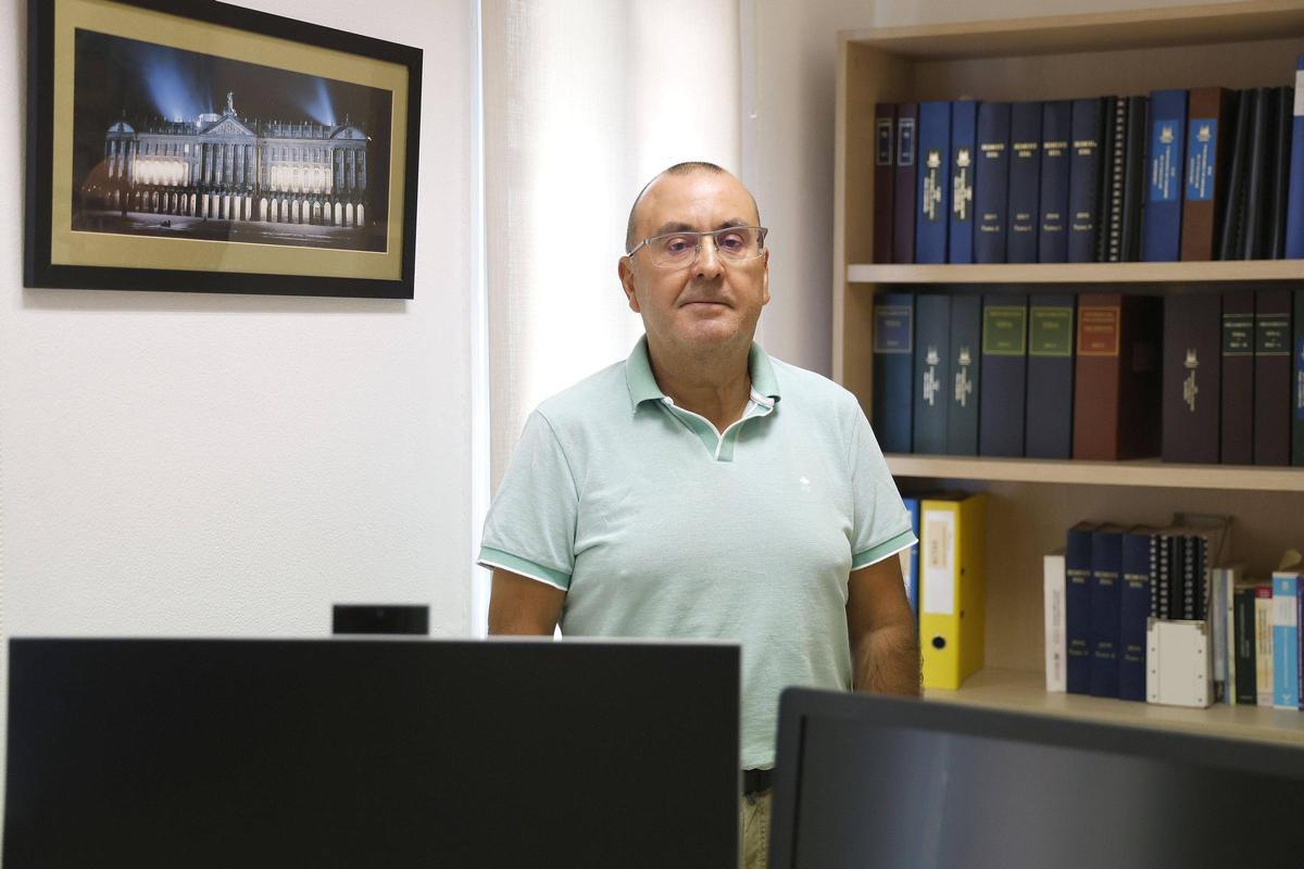 El edil de Facenda de Santiago, Manuel César, en el Pazo de Raxoi