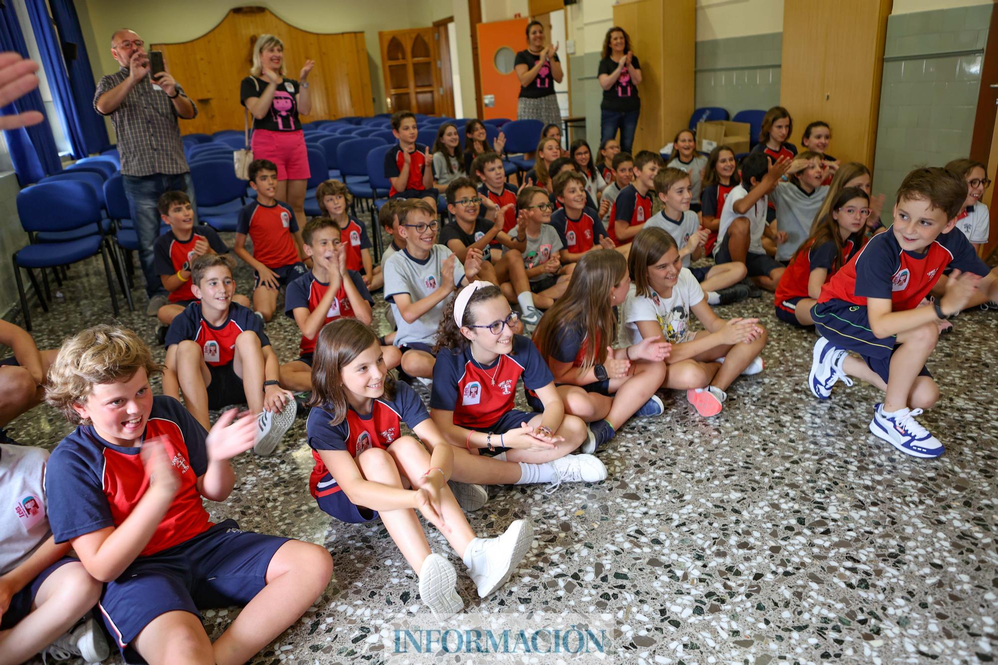 Cortes de pelo solidarios contra el cáncer en un colegio de Alcoy