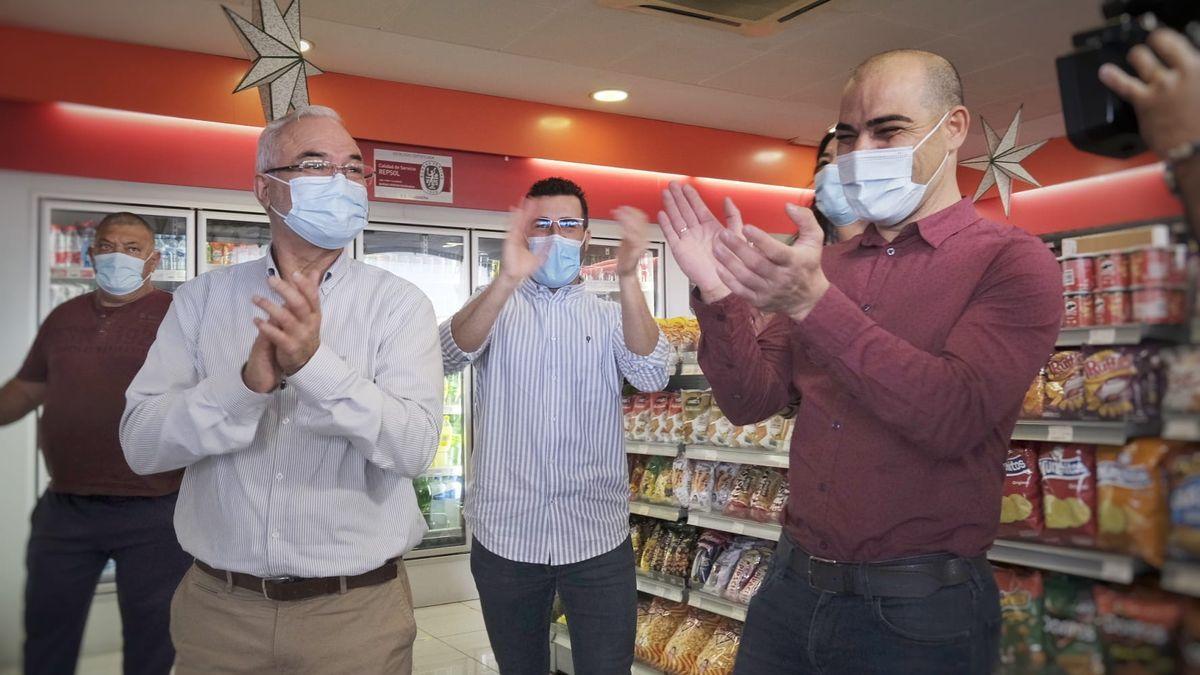 Los propietarios de la Administración de la gasolinera de Granadilla celebran el primero de los cuartos premios.