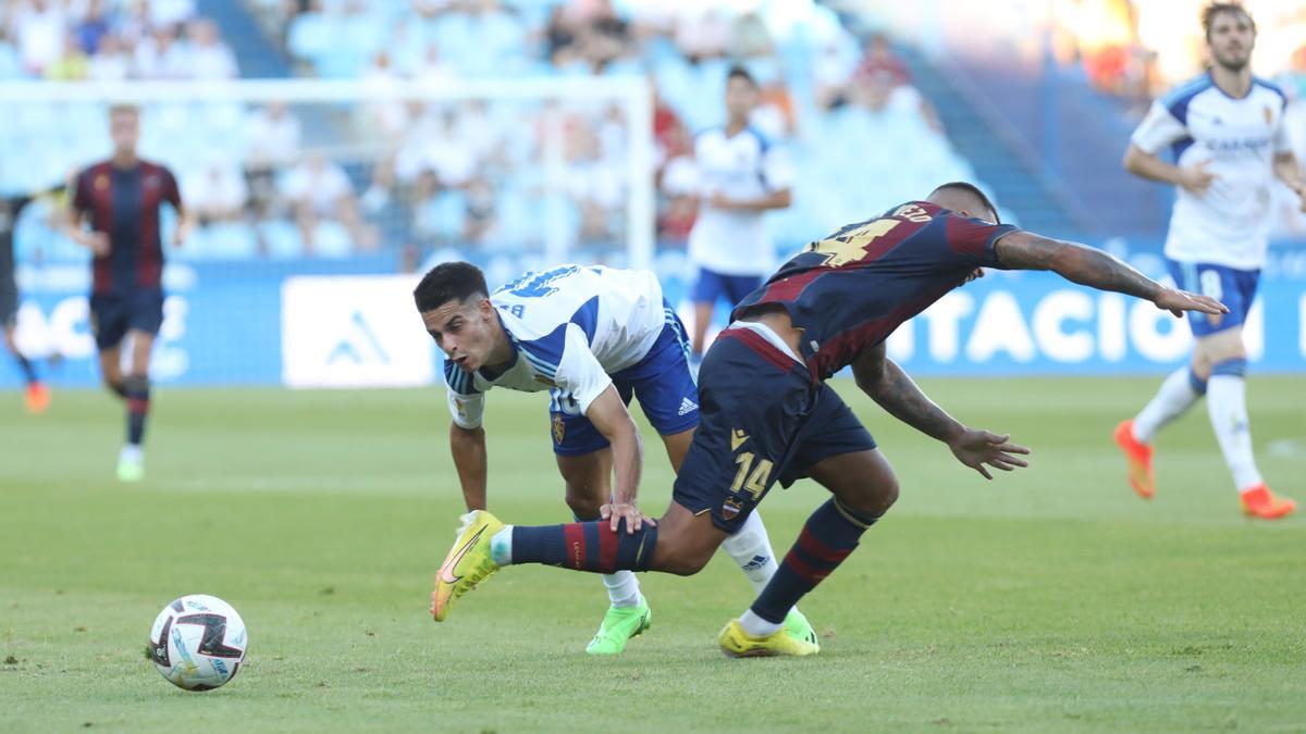 Bermejo pugna por el balón con Rubén Vezo en el partido de la primera vuelta contra el Levante.