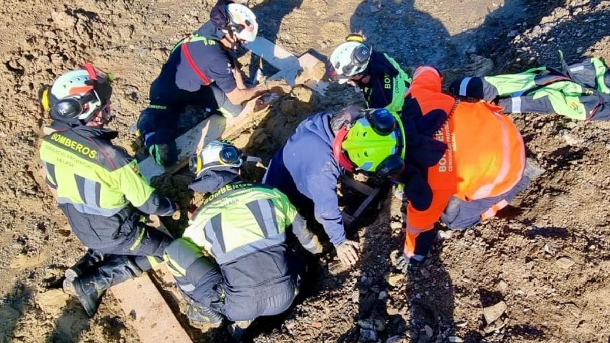 Bomberos de CPB rescatan a un hombre atrapado en una zona de barro en  Torre del Mar