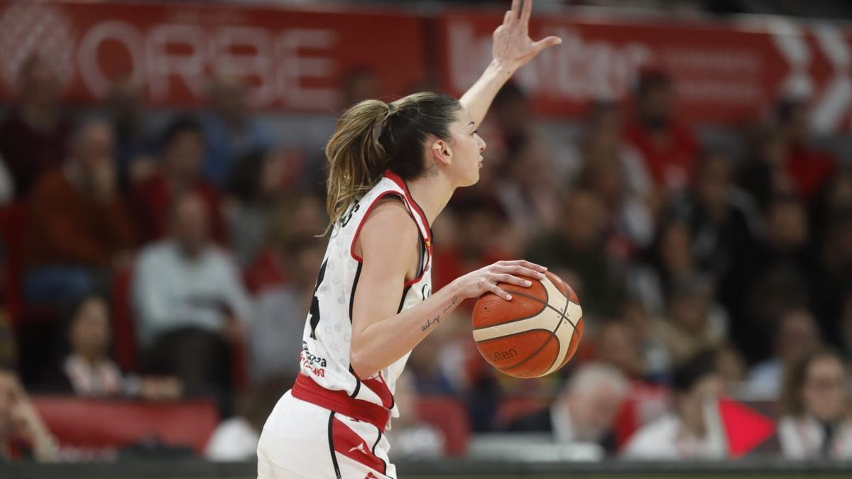 Mariona da instrucciones durante un duelo de la Euroliga