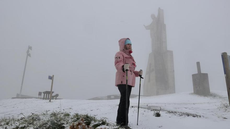 La nieve llega a Oviedo y tiñe de blanco el monte Naranco