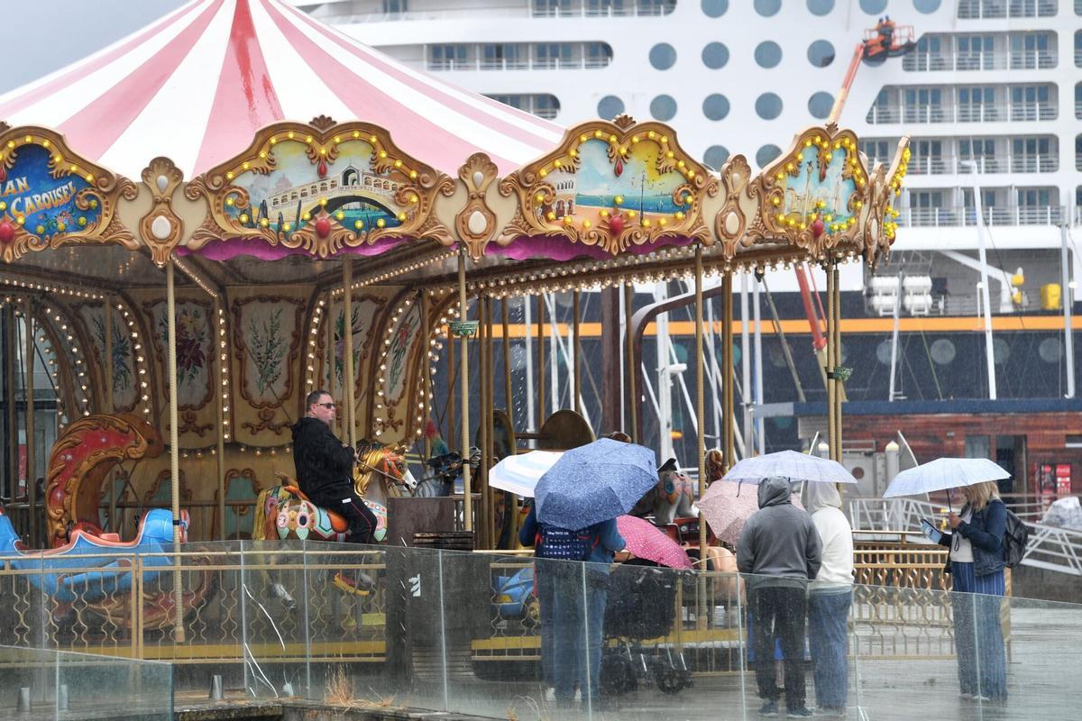 Calles mojadas y paraguas este miércoles de alerta naranja por lluvias en A Coruña. Calles mojadas y paraguas este miércoles de alerta naranja por lluvias en A Coruña.