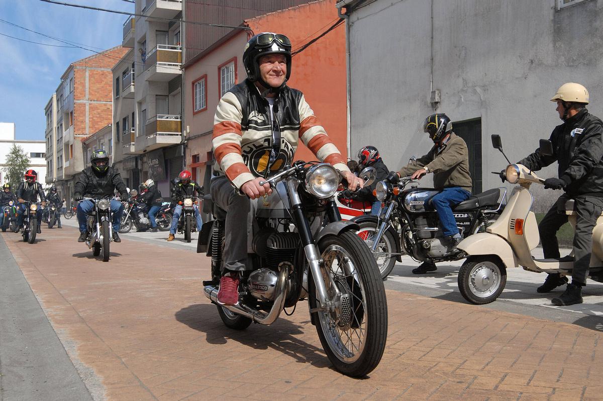 Las motos se concentraron en la calle Cartagena de Silleda antes de iniciar la ruta.