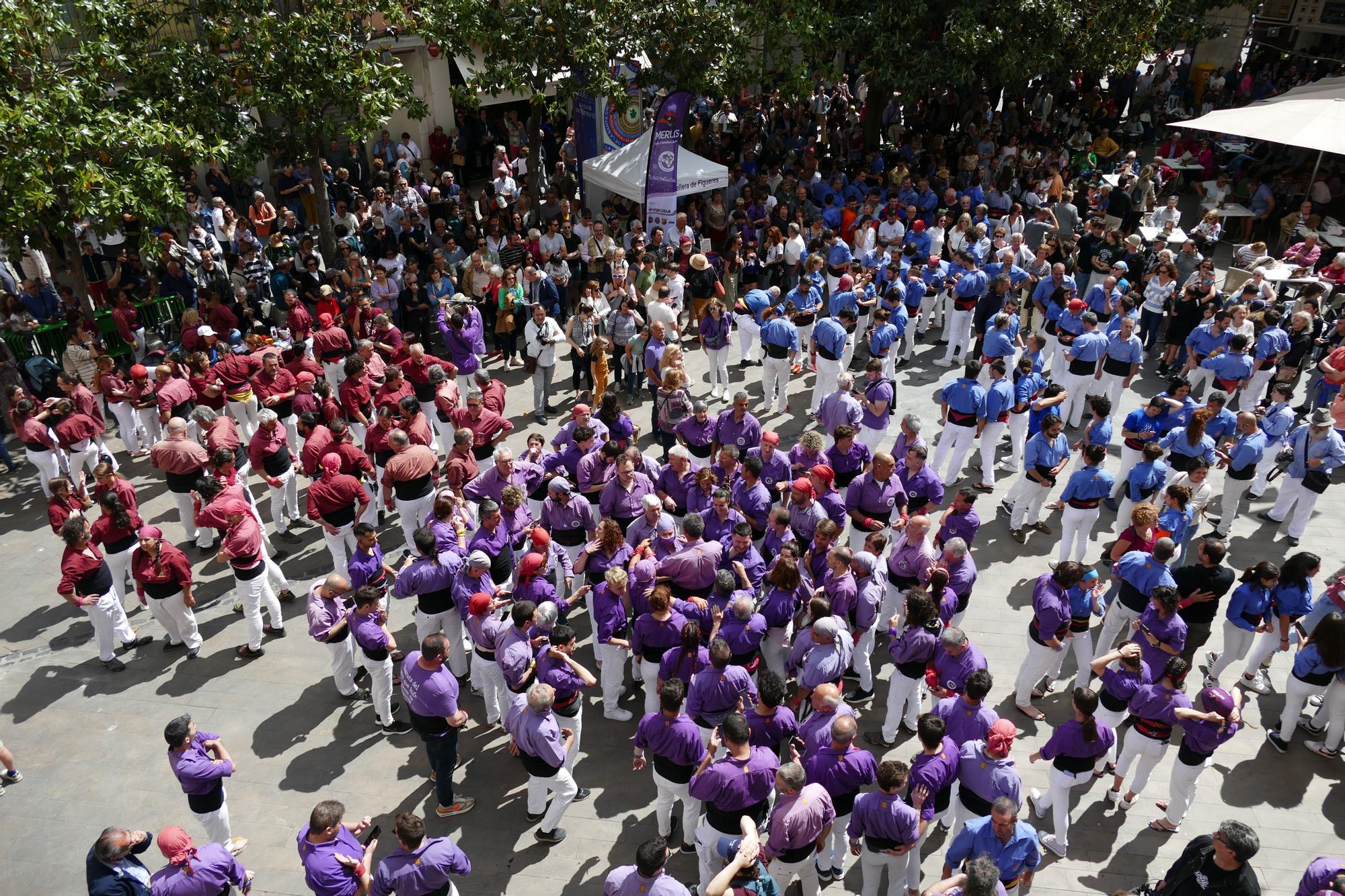 La plaça es tenyeix de colors amb la Diada Castellera de Santa Creu