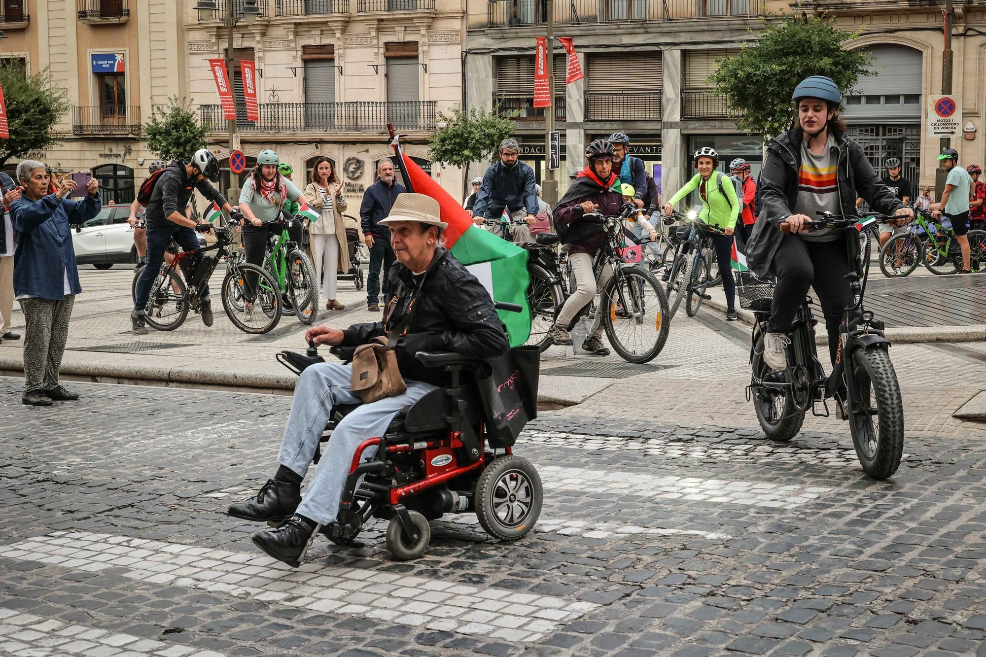 Alcoy se moviliza bajo la lluvia: concentración y marcha ciclista en apoyo al pueblo palestino