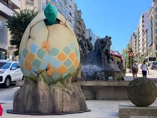 Misterio en Vigo: ¿Qué hace un huevo gigante en Gran Vía?