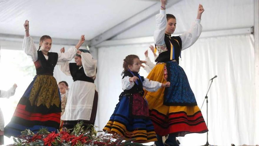 La cantera del folclore asturiano se luce en Piedras Blancas