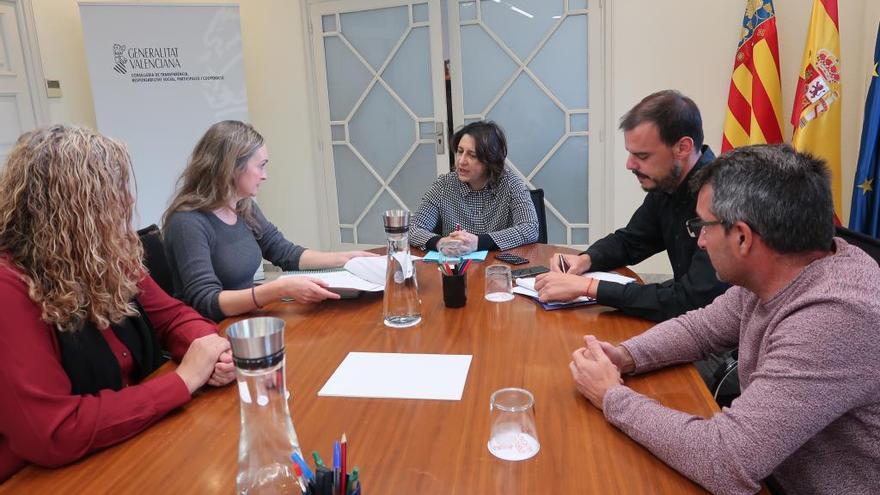 La consellera con representantes de la Fosa 126 de Paterna.