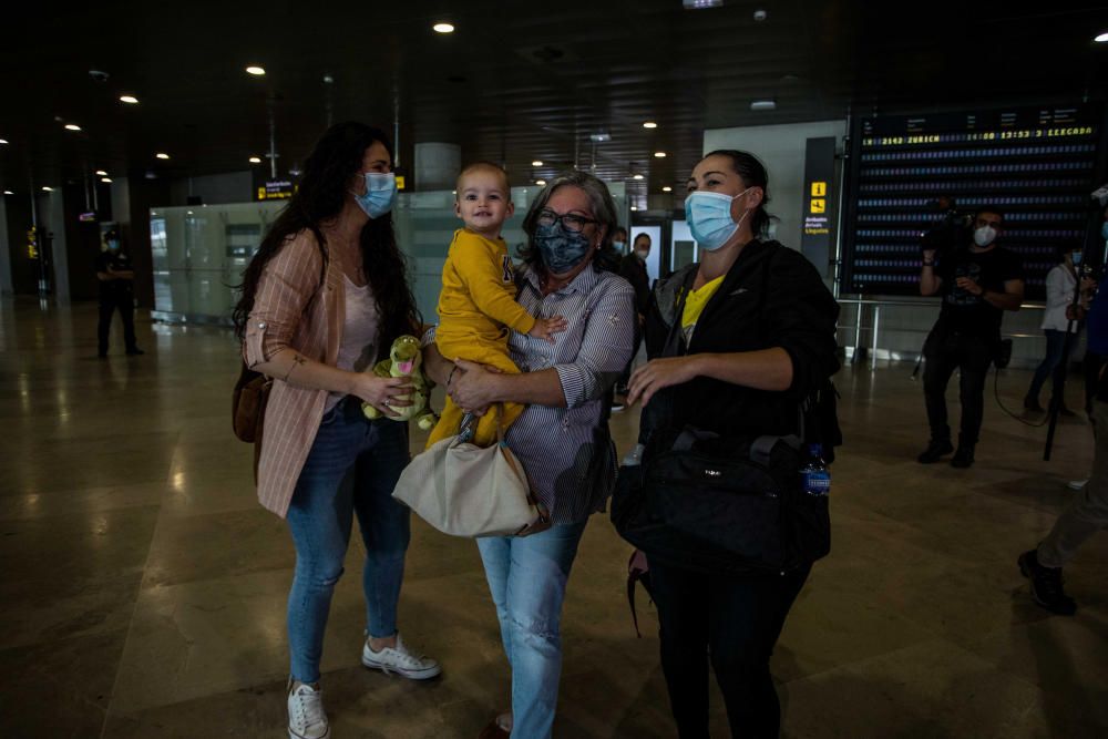 Llega el primer avión internacional a Manises