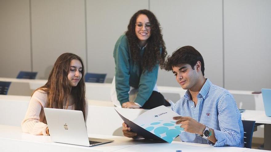 Cajasur becará a 20 alumnos de la Universidad Loyola Andalucía para prácticas de empresa