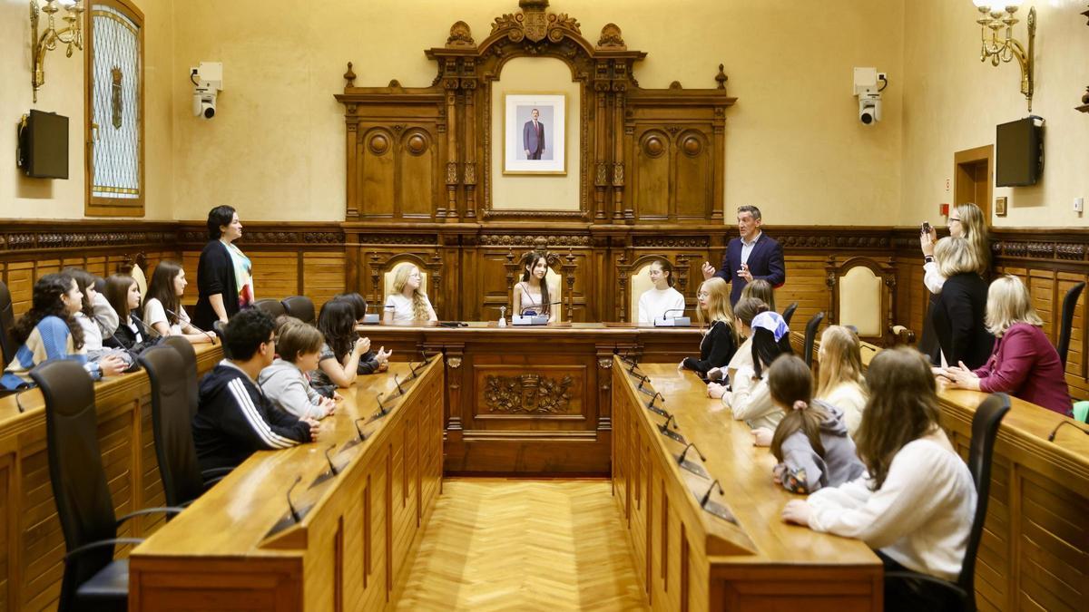 El concejal de Deportes y Educación, Jorge Pañeda, recibe a los alumnos de la Riga’s English Grammar School (Riga-Letonia).