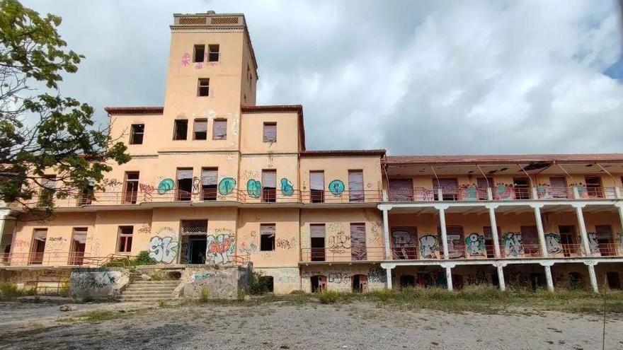 Exteriores del sanatorio, que albergó a enfermos de tuberculosis y lepra en Sierra Espuña entre los años 1917 y 1962.