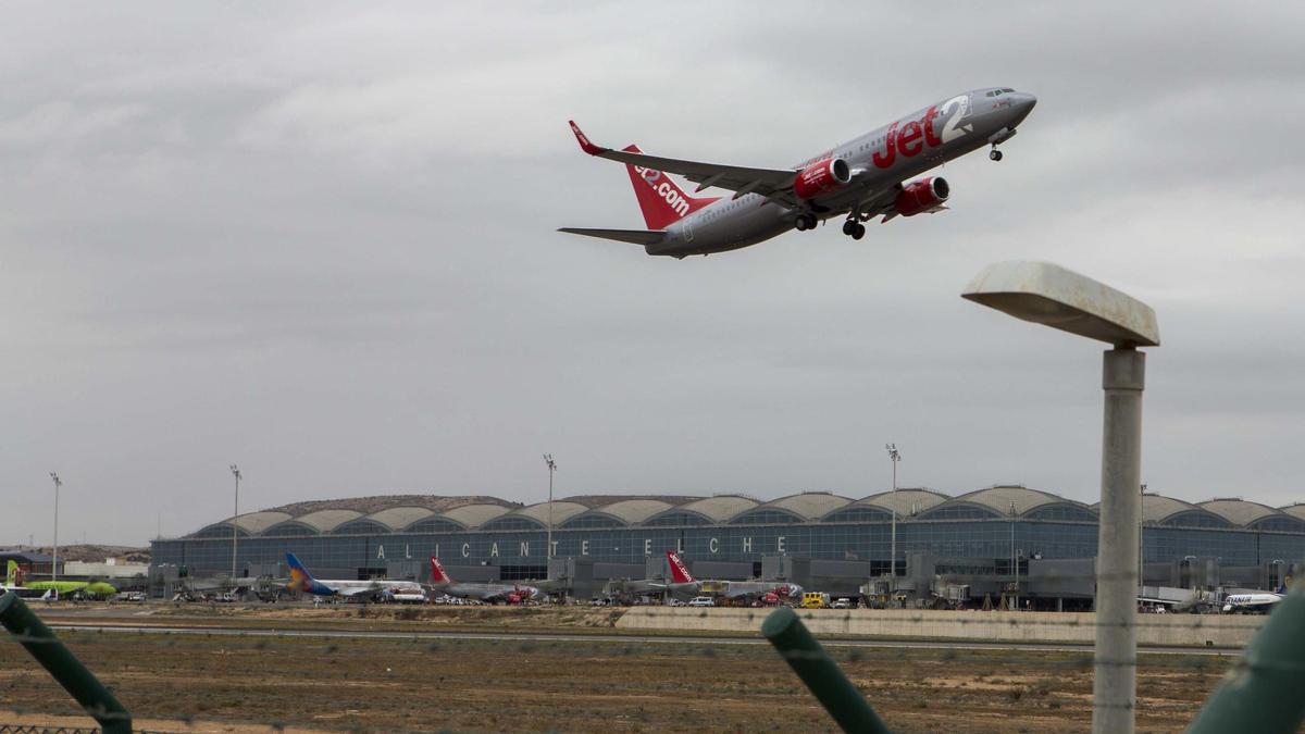 Un avión despega en el aeropuerto de Alicante-Elche en una imagen de archivo