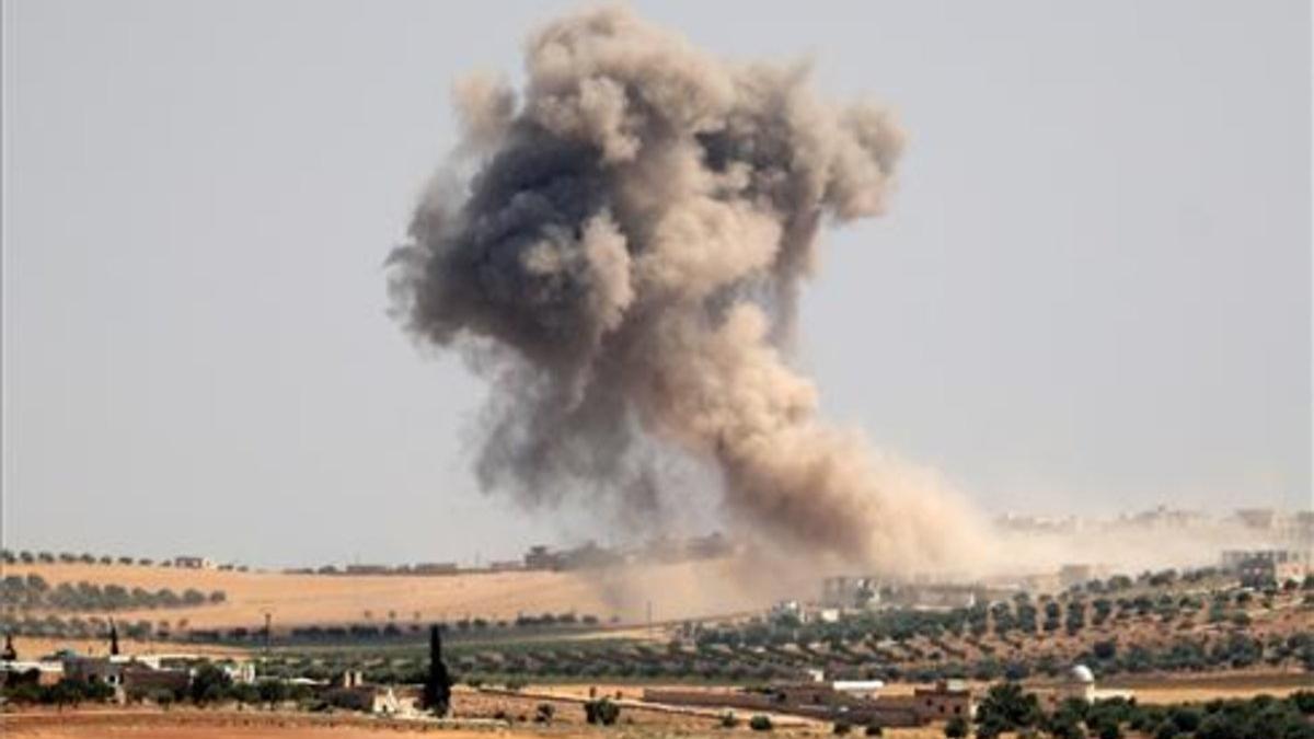 Ondas de humo durante los bombardeos pro-régimen en el área de Maar Hitat en la provincia de Idlib, en el norte de Siria, el 20 de agosto de 2019