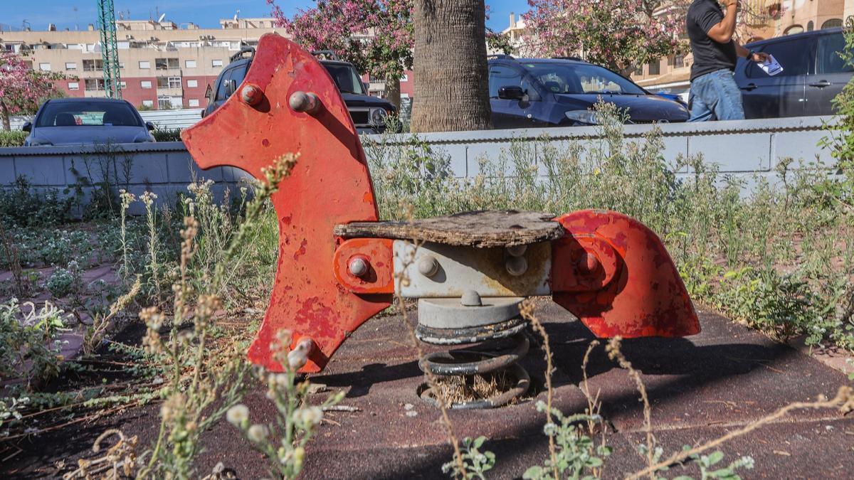 Zona de juegos infantiles abandonada junto a la calle Orihuela y frente al que será nuevo Colegio Inmaculada