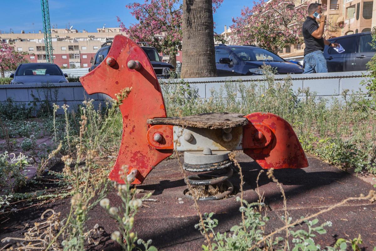 Zona de juegos infantiles abandonada junto a la calle Orihuela y frente al que será nuevo Colegio Inmaculada