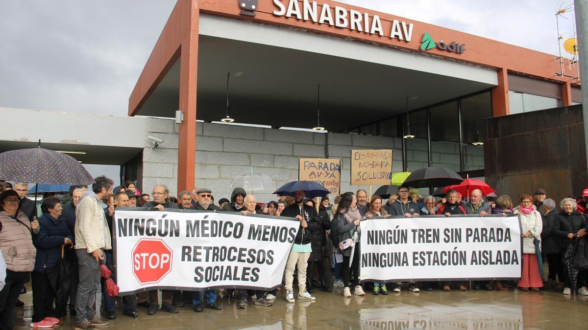 Concentración de protesta en la estación del AVE de Otero para reclamar mejores servicios.