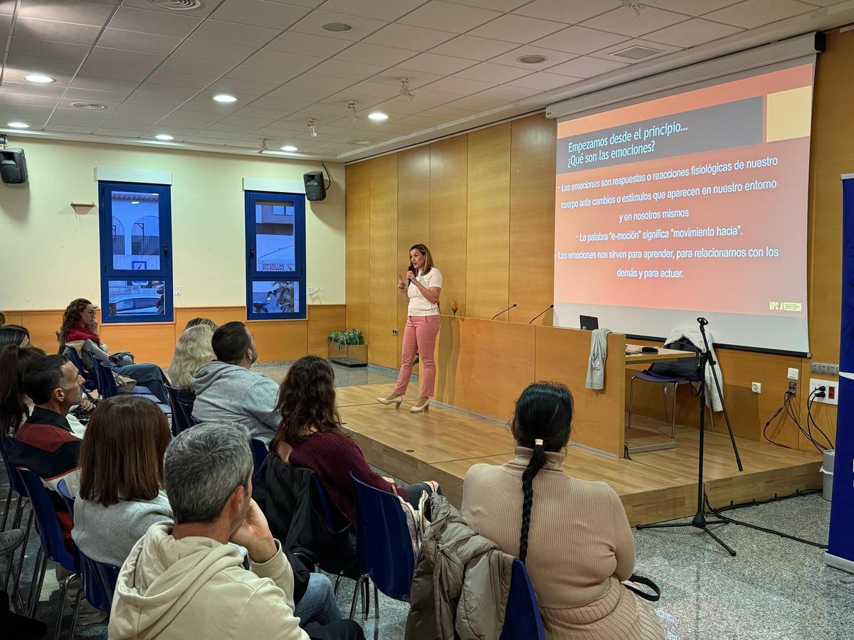 La psicóloga Laura Ortiz será una de las ponentes de la charla formativa de este viernes sobre "adicciones" de la V Escuela de Familias de La Nucía