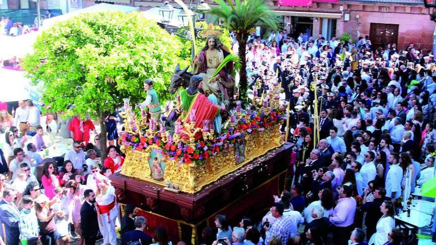 DOMINGO DE RAMOS.  PASO DE LA BORRIQUITA POR LA PLAZA DE ESPAÑA. | CASAVI