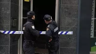 "Tenemos para un mes", claman las víctimas de las llamas del edificio de Fernández Balsera, en Avilés, que no podrán regresar a casa