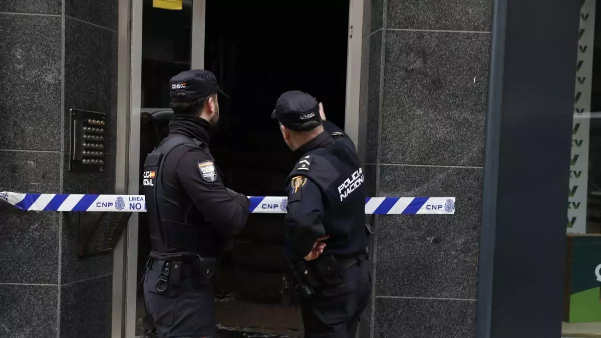 "Tenemos para un mes", claman las víctimas de las llamas del edificio de Fernández Balsera, en Avilés, que no podrán regresar a casa