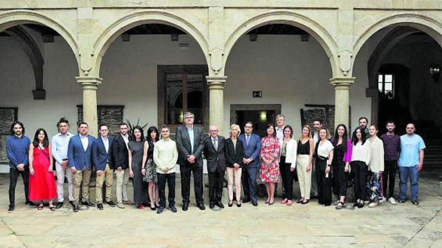 Fotografía de familia dos premiados, con membros da Real Academia Galega de Ciencias. |  // L. O.