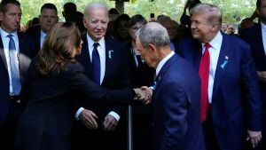 Kamala Harris y Donald Trump se saludan, en presencia de Joe Biden, en el acto de homenaje a las víctimas del 11-S, en Nueva York