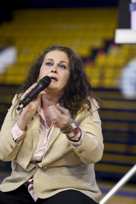 La diputada Carla Antonelli, con estudiantes de Secundaria en el Centro Insular de Deportes