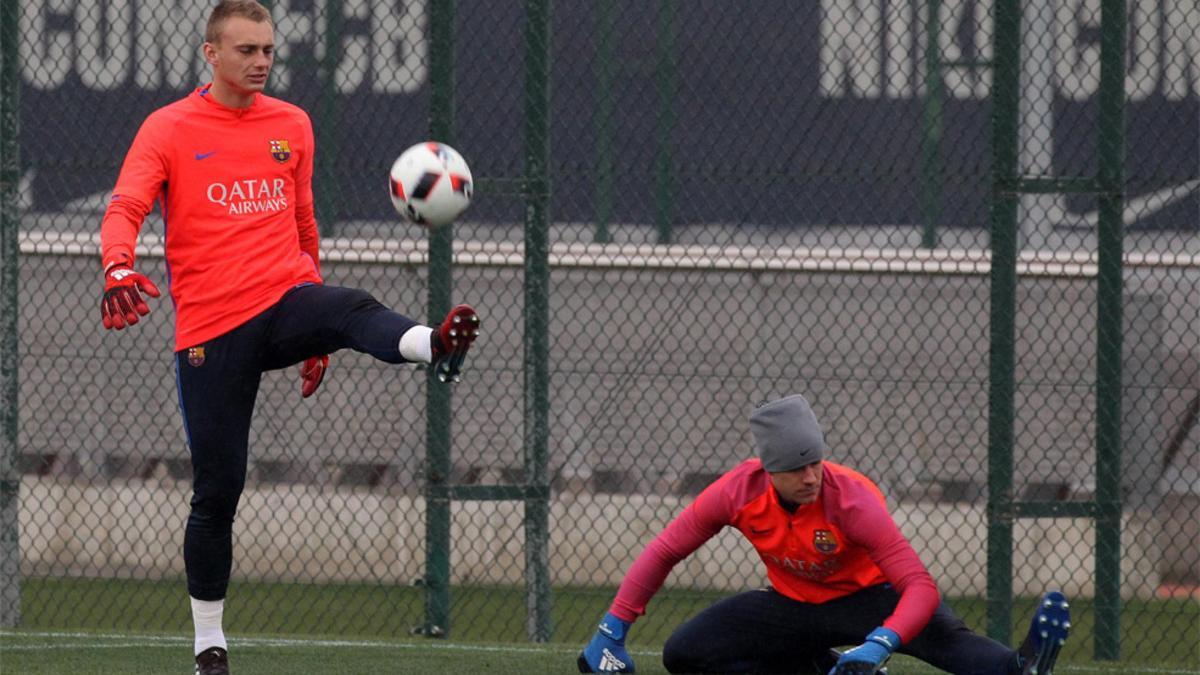 Jasper Cillessen y Marc-André Ter Stegen durante un entrenamiento del FC Barcelona