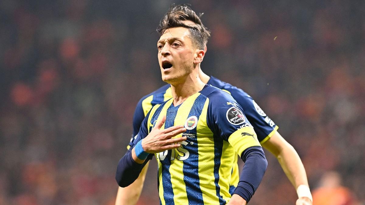 Özil, en su etapa con el Fenerbahçe