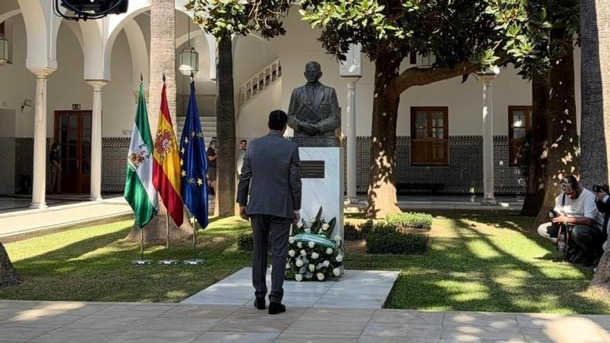 Vídeo | Juanma Moreno realiza la entrega floral a Blas Infante por el 140 aniversario de su nacimiento