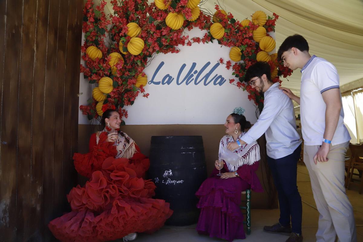 Grupos de amigos, familias y flamenca convierten las calles del recinto en una jornada animada a espera de una noche multitudinaria Grupos de amigos, familias y flamenca convierten las calles del recinto en una jornada animada a espera de una noche multitudinaria