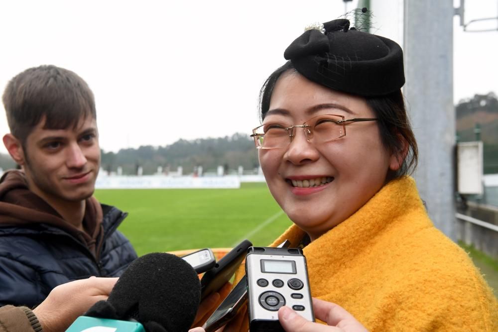 Emisarias chinas visitan al Deportivo en Abegondo