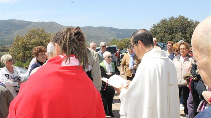 Los vecinos suben a la ermita de Santa Cruz