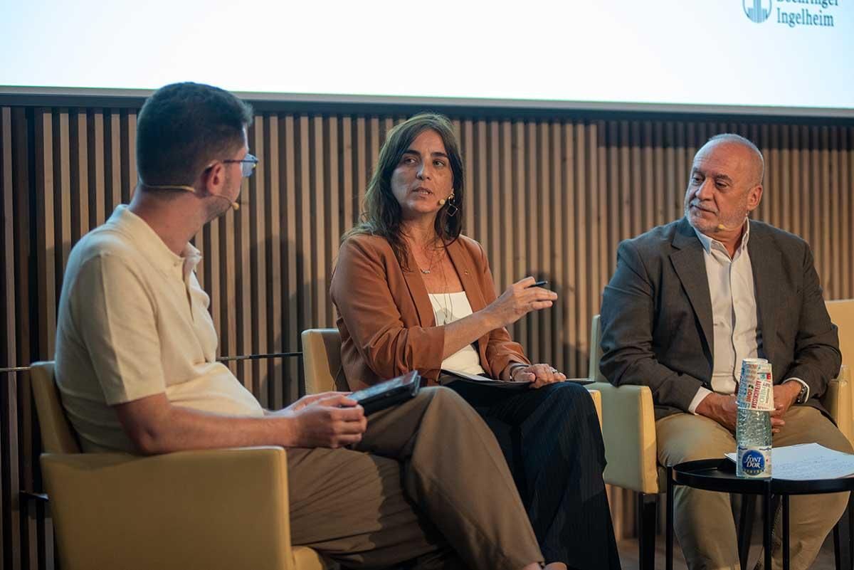 Juan Cruz Cigudosa, secretario de Estado de Ciencia Innovación y Universidades y Núria Montserrat, la Consellera de Recerca i Universitats de la Generalitat de Catalunya, junto al moderador, Fernando Arancón, director de El Orden Mundial