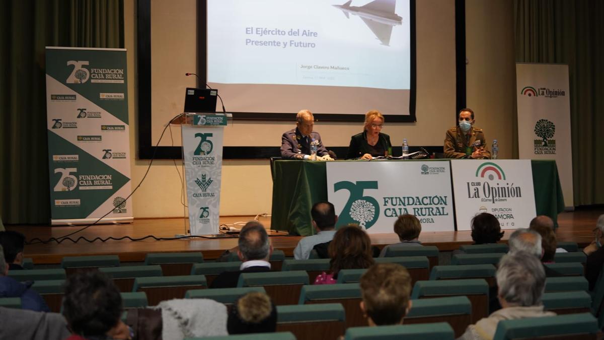 Conferencia del Ejército del Aire en el foro del club de La Opinión.