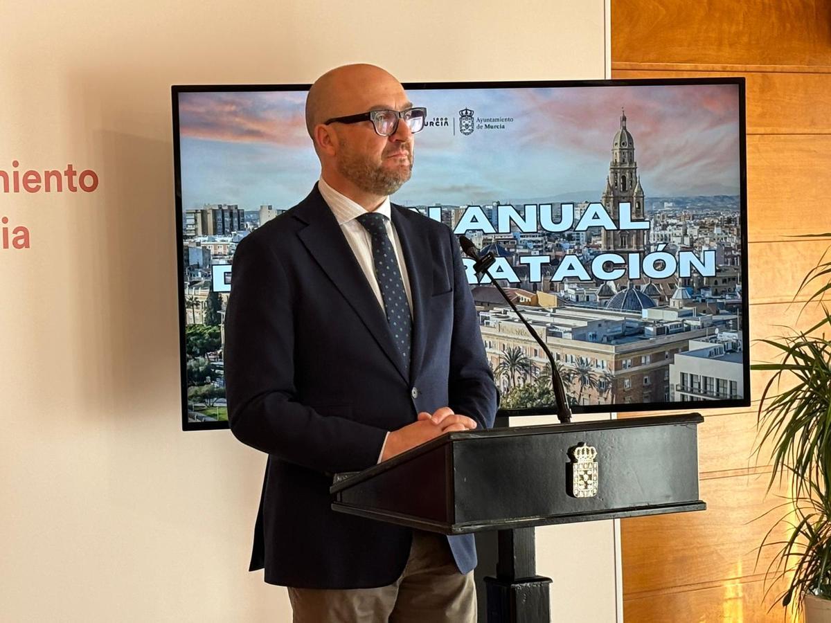 El concejal de Movilidad, Gestión Económica y Contratación, José Francisco Muñoz, presenta el plan anual de contratación.