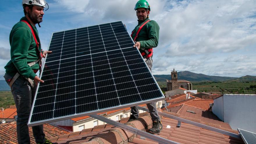 Residencias de mayores de 24 municipios de la provincia de Cáceres producirán su propia energía con paneles solares