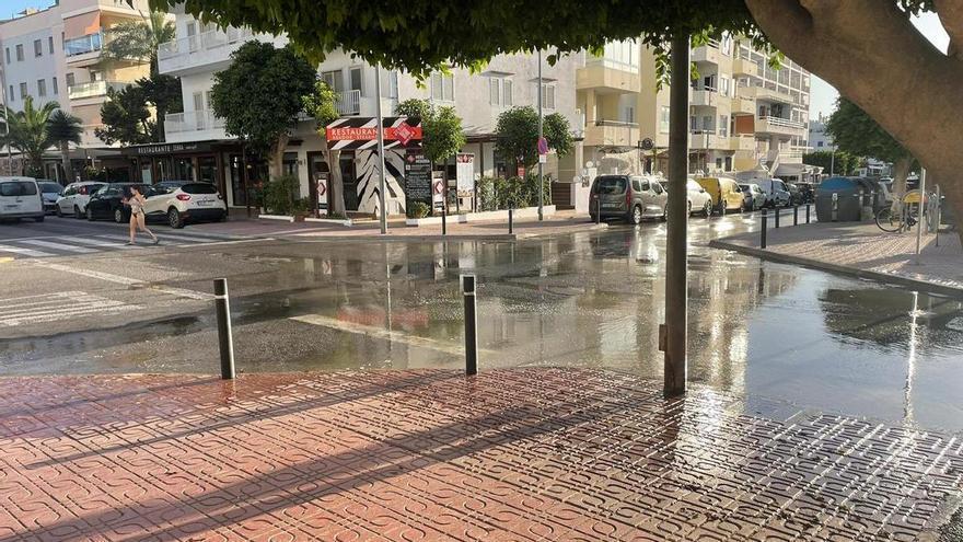 Una calle del centro de Sant Antoni, inundada por una fuga de aguas fecales