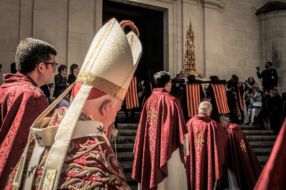 La procesión de la reliquia es uno de los actos que más agradan a los alcoyanos en el día dedicado al patrón San Jorge.