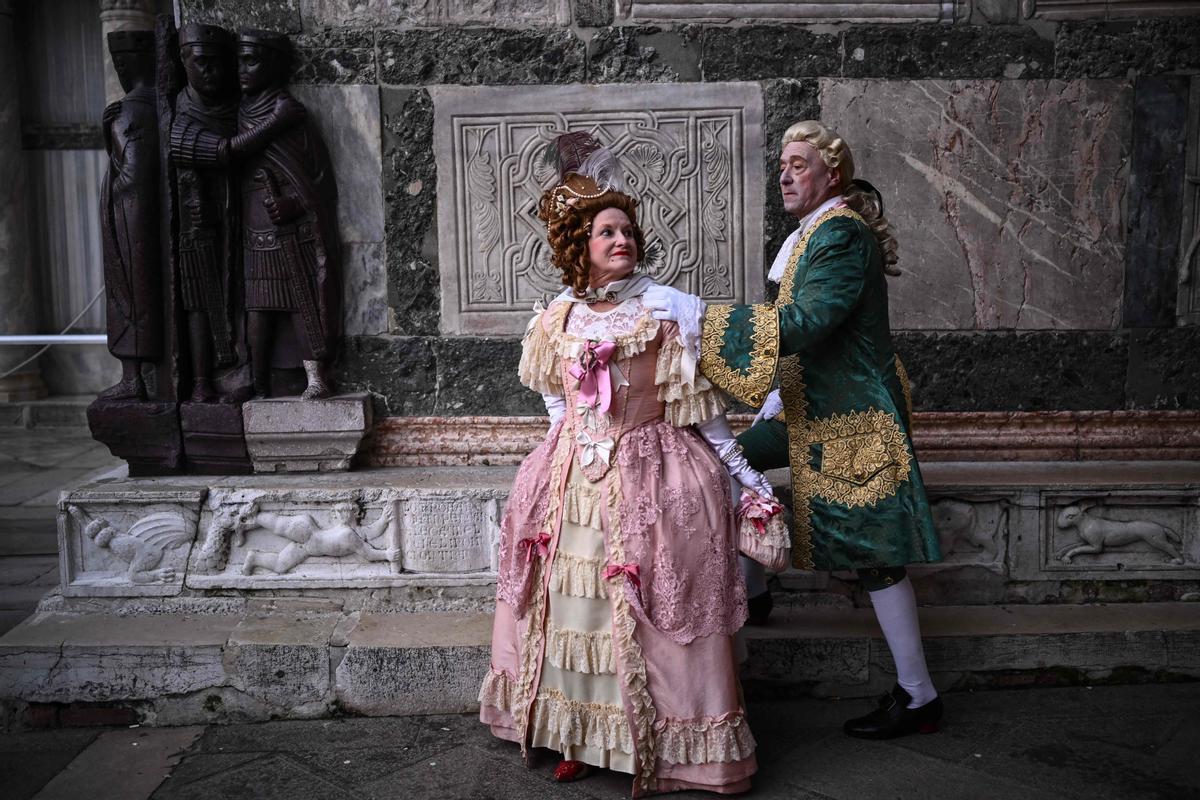 Trajes tradicionales desfilan durante el carnaval de Venecia