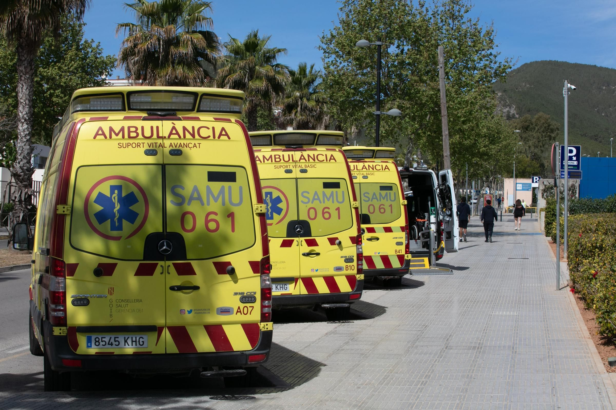 Varias ambulancias aparcadas al lado del hospital Can Misses
