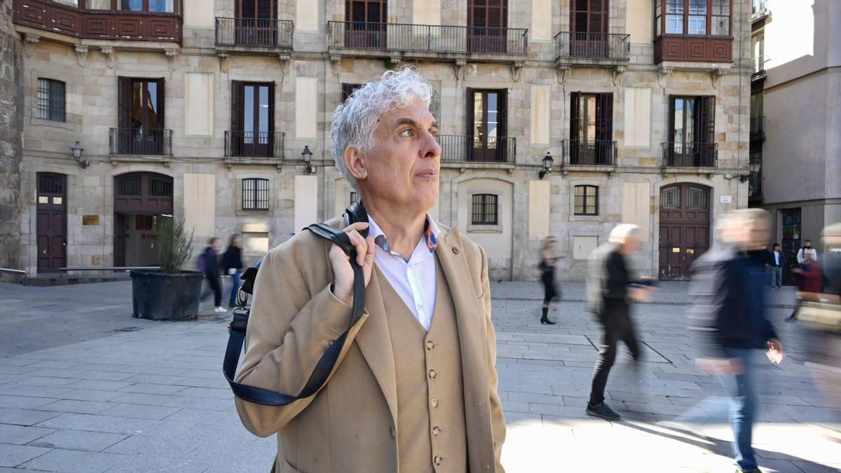 El comissionat de Turisme para Barcelona, José Antonio Donaire, fotografiado en los alrededores de la catedral tras la entrevista.