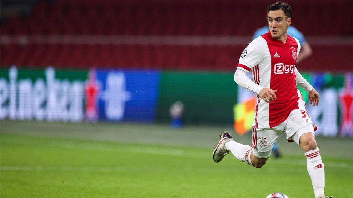 Tagliafico durante un partido de Champions con el Ajax