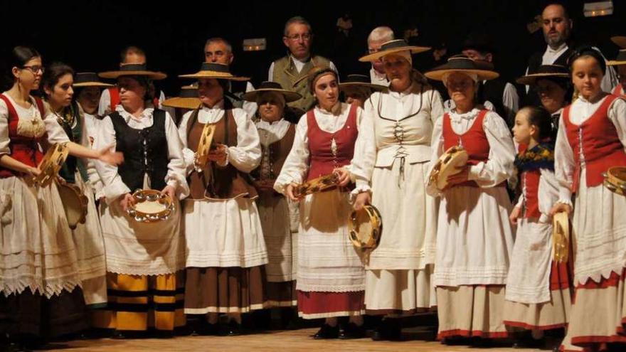 Grupo de cantareiras de Dorna, nunha recente actuación e detrás, membros do coro.