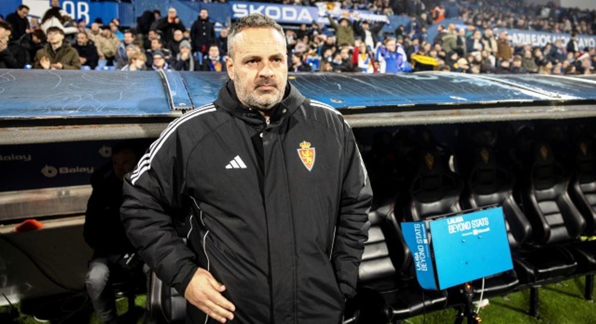 David Navarro, en el banquillo ante el Racing de Ferrol en diciembre de 2024.