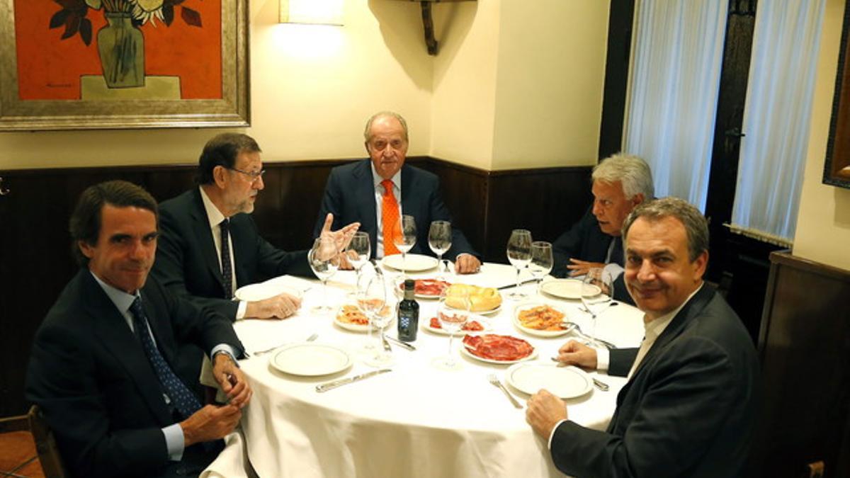 El rey Juan Carlos, junto a Rajoy y los expresidentes José María Aznar, Felipe González y José Luis Rodríguez Zapatero, en Casa Lucio, anoche.