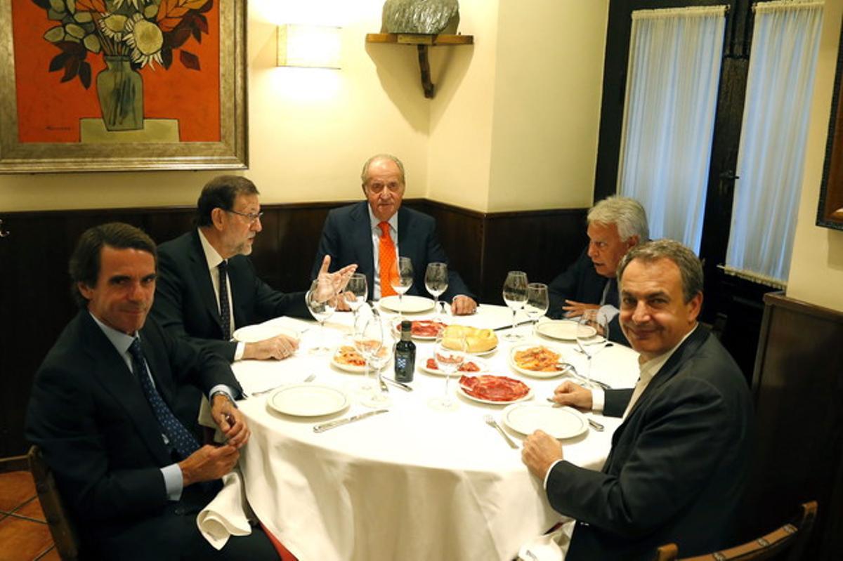 El rei Joan Carles, amb Rajoy i els expresidents José María Aznar, Felipe González i José Luis Rodríguez Zapatero, a Casa Lucio, ahir a la nit.